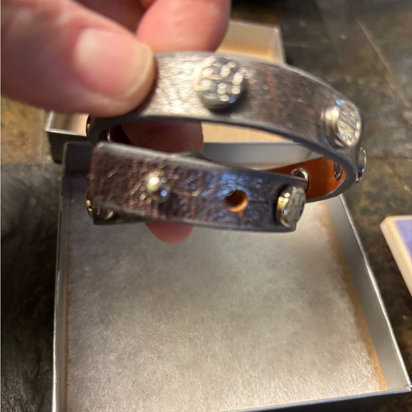New Tory Burch Leather Logo Stud Double Wrap Bracelet - Picture 3 of 12